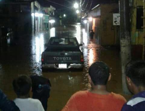 Vecinos observan una calle inundada. (Foto Prensa Libre: Eduardo Sam).