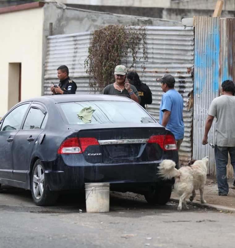 Dos trabajadores de un taller de enderezado y pintura fueron heridos de bala. (Foto Prensa Libre: Óscar Rivas)