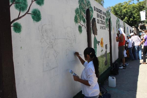 Grupos de jóvenes de iglesias Católica y Adventista se unen para pintar murales en Jutiapa. (Foto Prensa Libre: Óscar González)<br _mce_bogus="1"/>