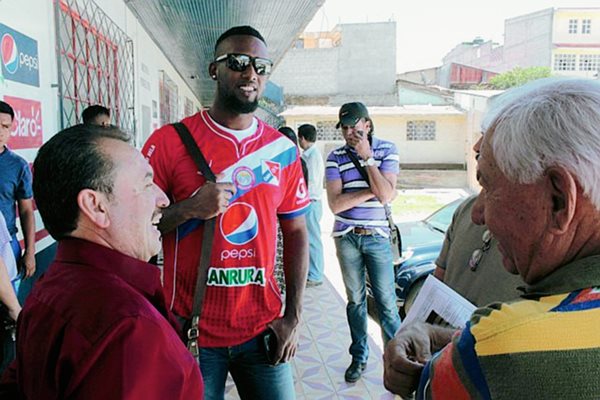 Brunet Francisco Hay Pino fue presentado hoy en el estadio Mario Camposeco. (Fotografía Prensa Libre: Carlos Ventura)
