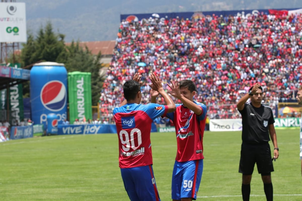 Mario Castellanos celebra el primer gol de Xelajú MC.  (Foto Prensa Libre: Raúl Juárez)