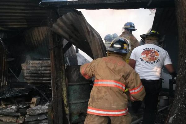 Bomberos Voluntarios descombran las tres viviendas destruídas tras incendio en la zona 1. (Foto Prensa Libre: CVB)