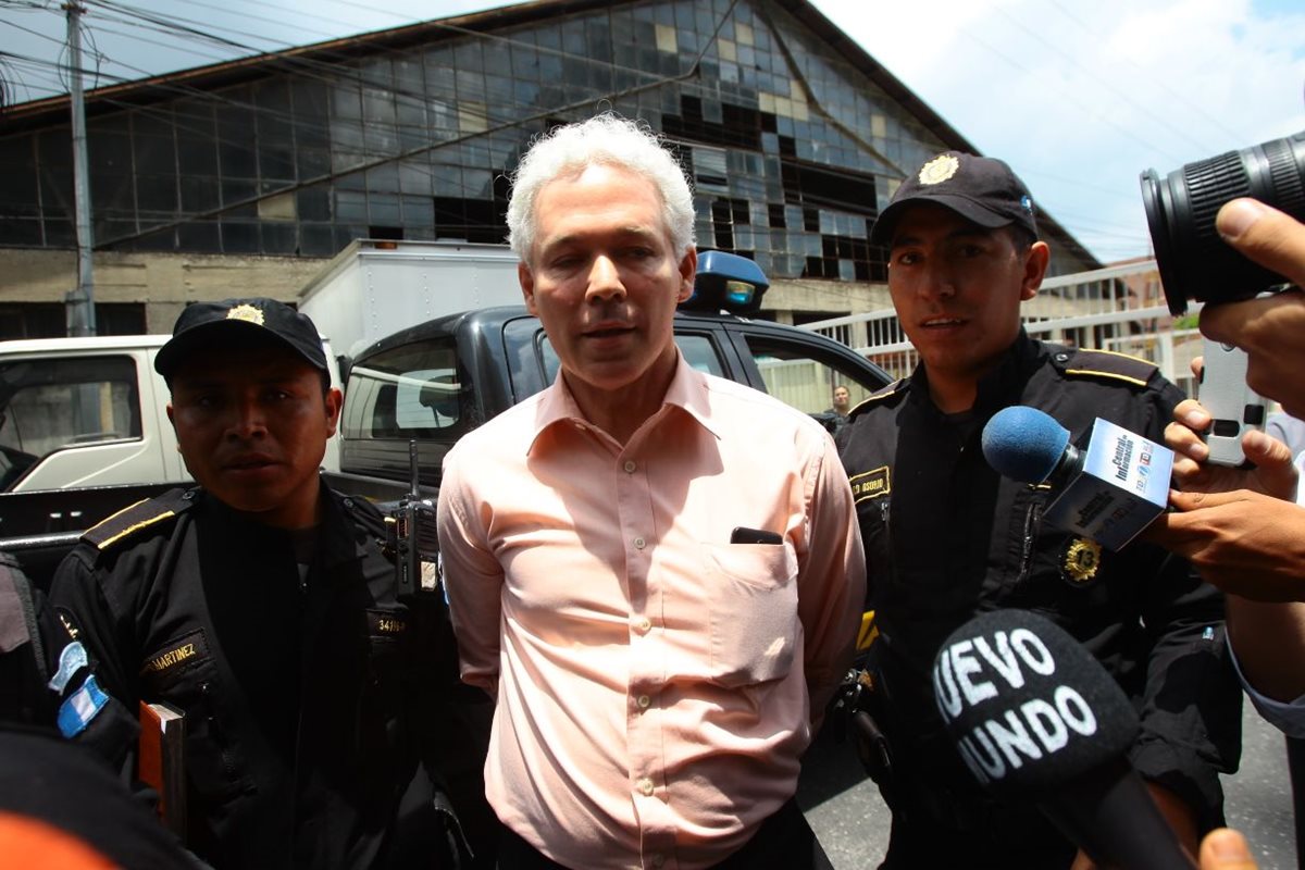 El ex viceministro Enrique Lacs Palomo fue trasladado a Tribunales, luego de su captura en zona 10. (Foto Prensa Libre: Álvaro Interiano)