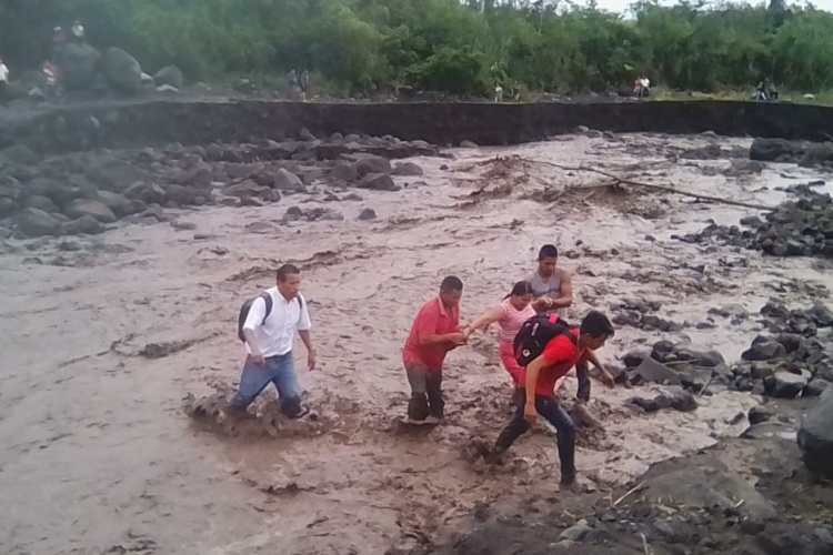 Las personas afectadas intentan pasar por el río Taniluyá.