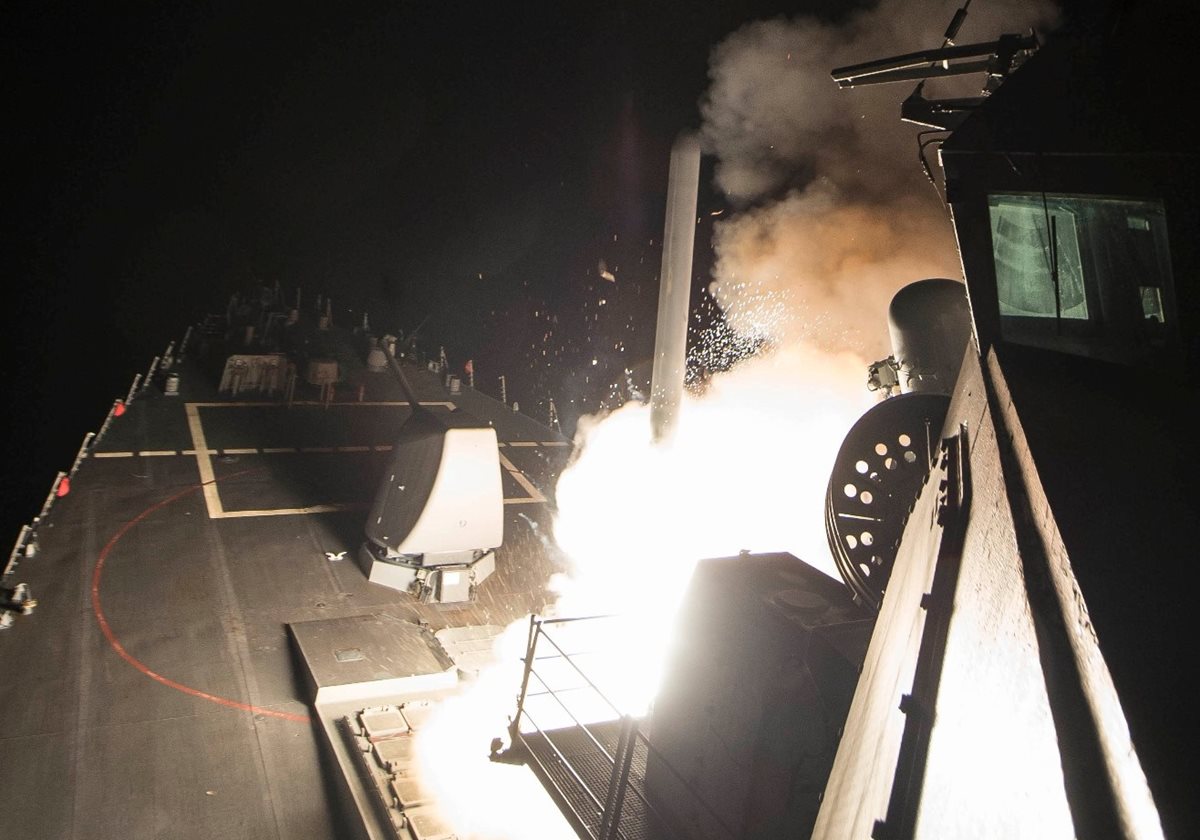 Momento en que son lanzados los misiles hacia una base aérea en Siria. Foto Prensa Libre: AP