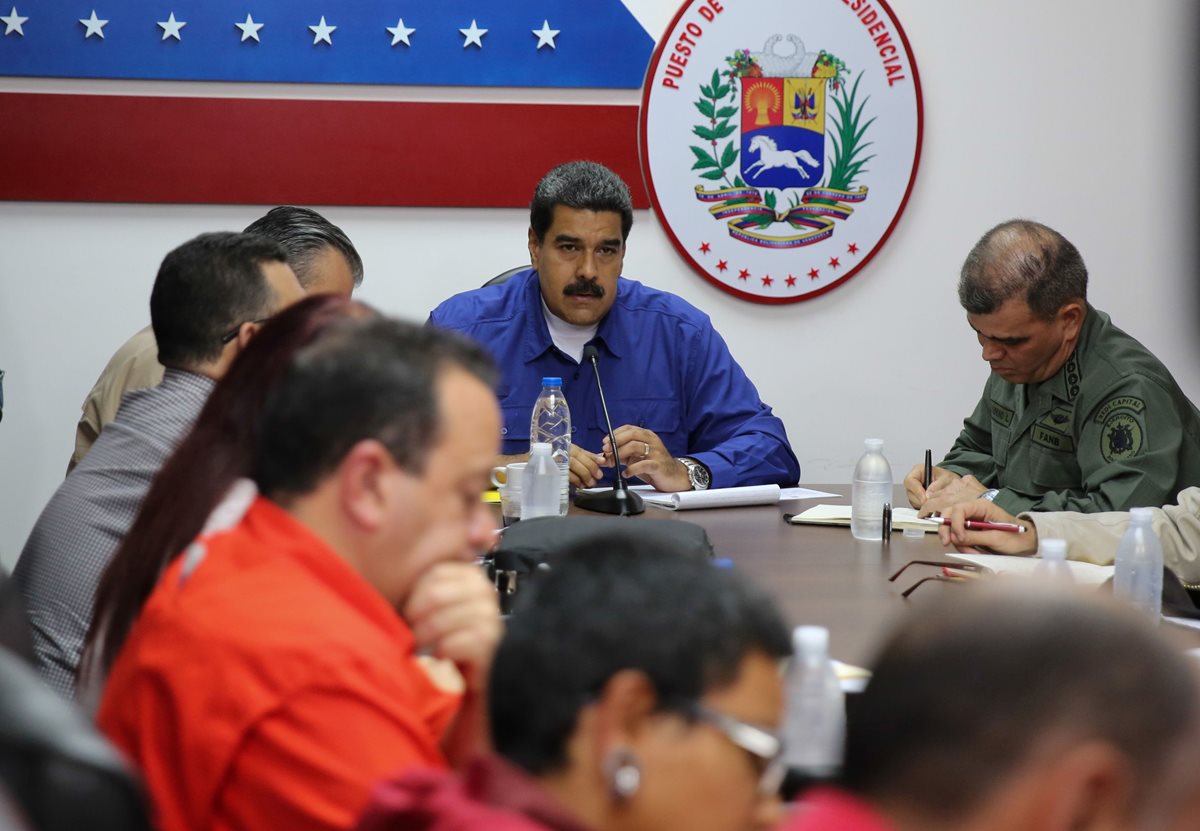 Nicolás Maduro (C) habla con sus ministros durante una reunión en Caracas. (Foto Prensa Libre: AFP).