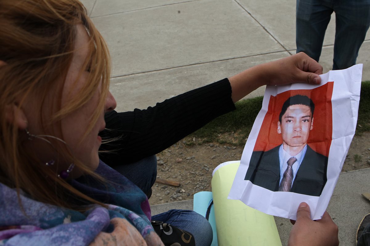 Una familiar de la víctima muestra su fotografía en La Paz, Bolivia. (Foto Prensa Libre: EFE).