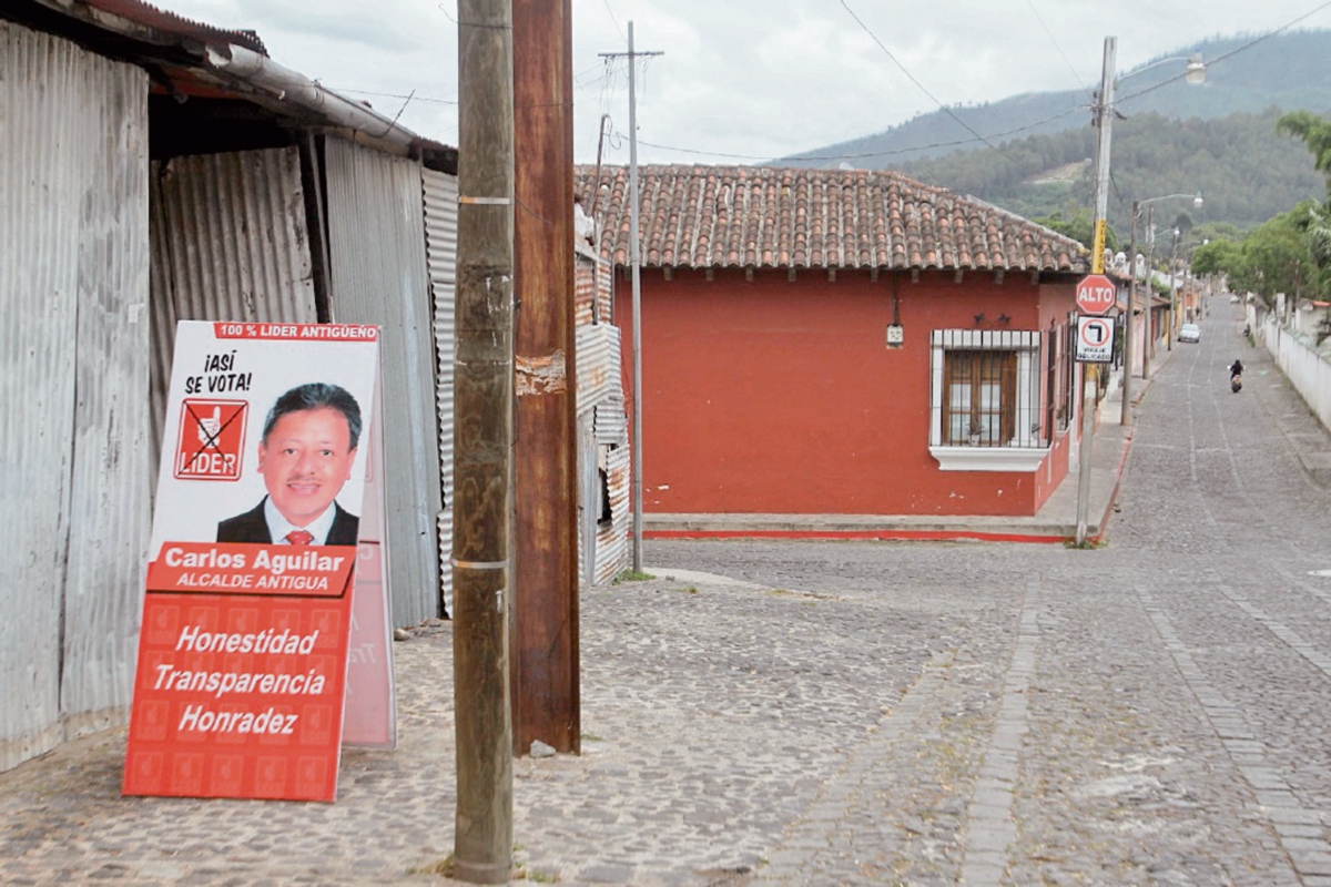 En la calle de Los Pasos, Antigua Guatemala, se observa una manta vinílica con propaganda de uno de los candidatos a la alcaldía de la ciudad colonial.