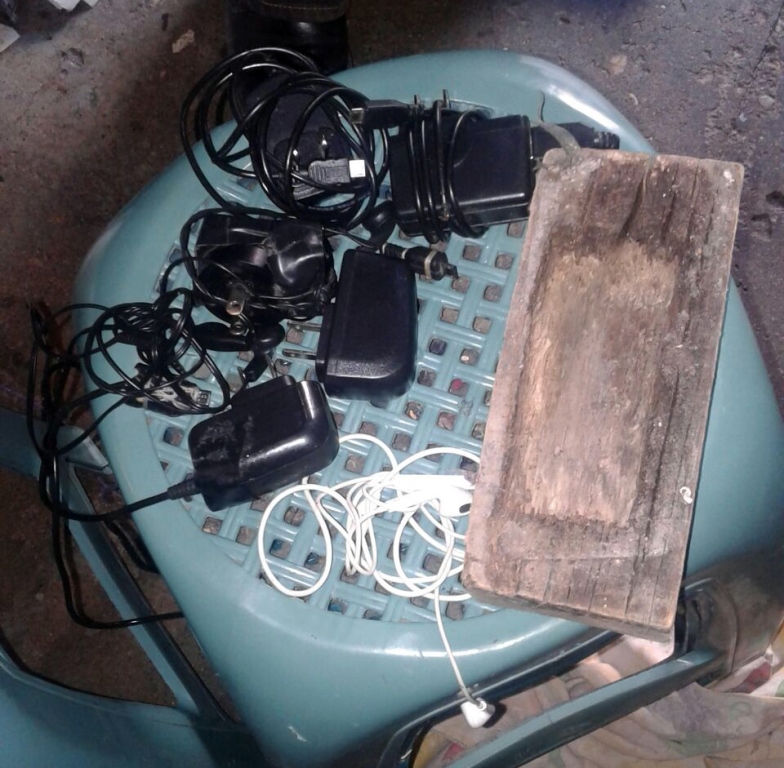 Cargadores de teléfonos móviles hallados en la cárcel de Jalapa y decomisados por las autoridades. (Foto Prensa Libre: Hugo Oliva).