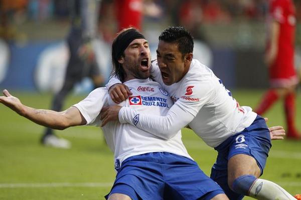 El jugador de Cruz Azul, Mariano Pavone (i), celebra con su compañero Marco Fabián (d) una anotación ante Toluca. (Foto Prensa Libre: EFE)