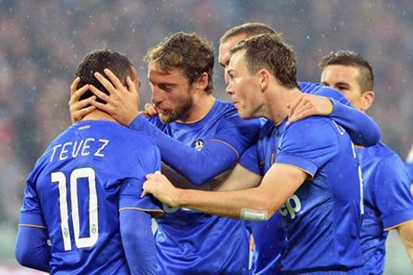Carlos Tevez es felicitado por sus compañeros de equipo después de anotar en la goleada 7-0 de la Juventus sobre el Parma. (Foto Prensa Libre: AFP)