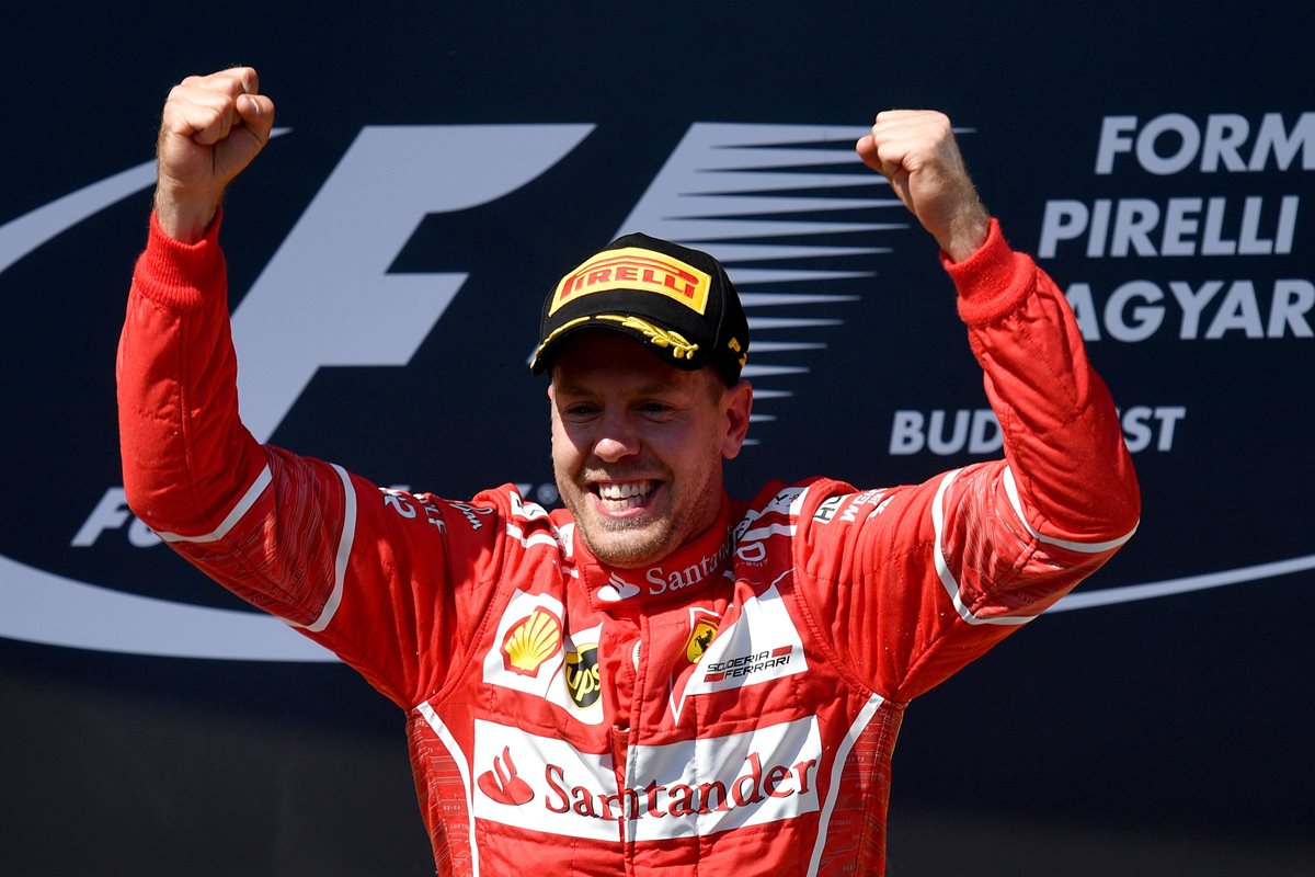 Vettel celebra luego de su triunfo este domingo en el circuito de Hungaroring. (Foto Prensa Libre: AFP)