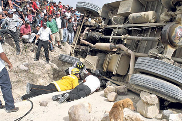 Un pasajero que intentó lanzarse del autobús quedó prensado en la carrocería. Vecinos utilizaron vehículos particulares para trasladar a más de 20 heridos a centros asistenciales. El piloto huyó.