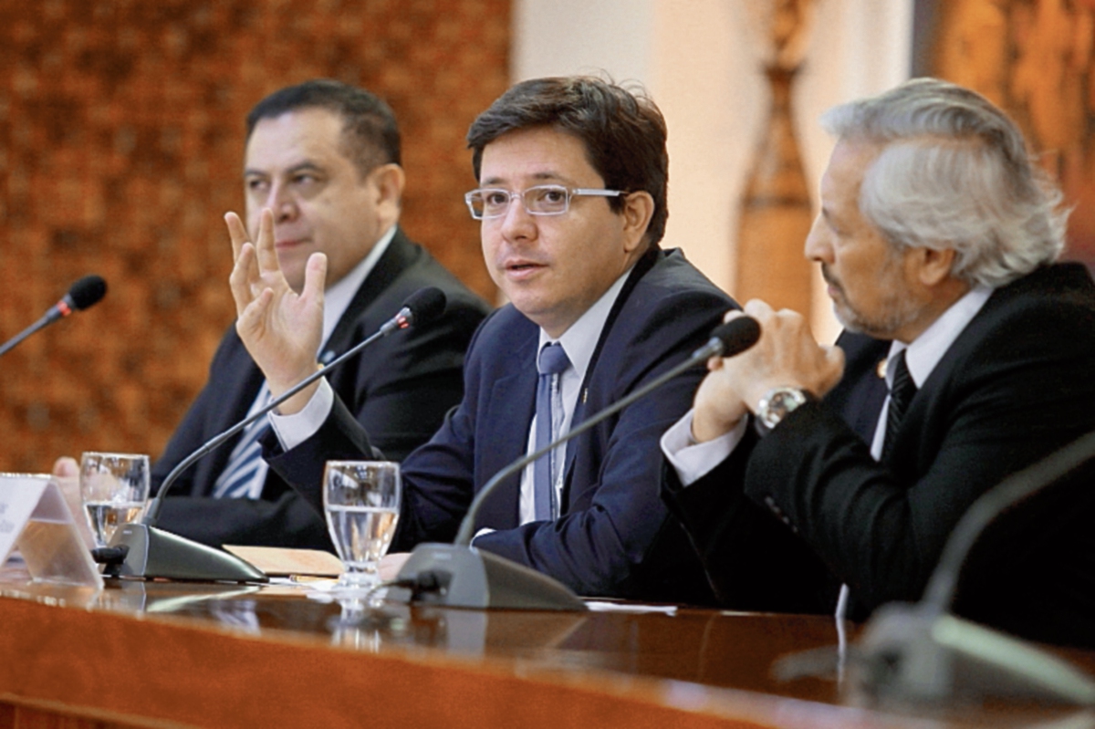 LUIS VELÁSQUEZ (izq.), con Julio H. Estrada y Lionel López, ministro y viceministro de Finanzas. Álvaro Interiano