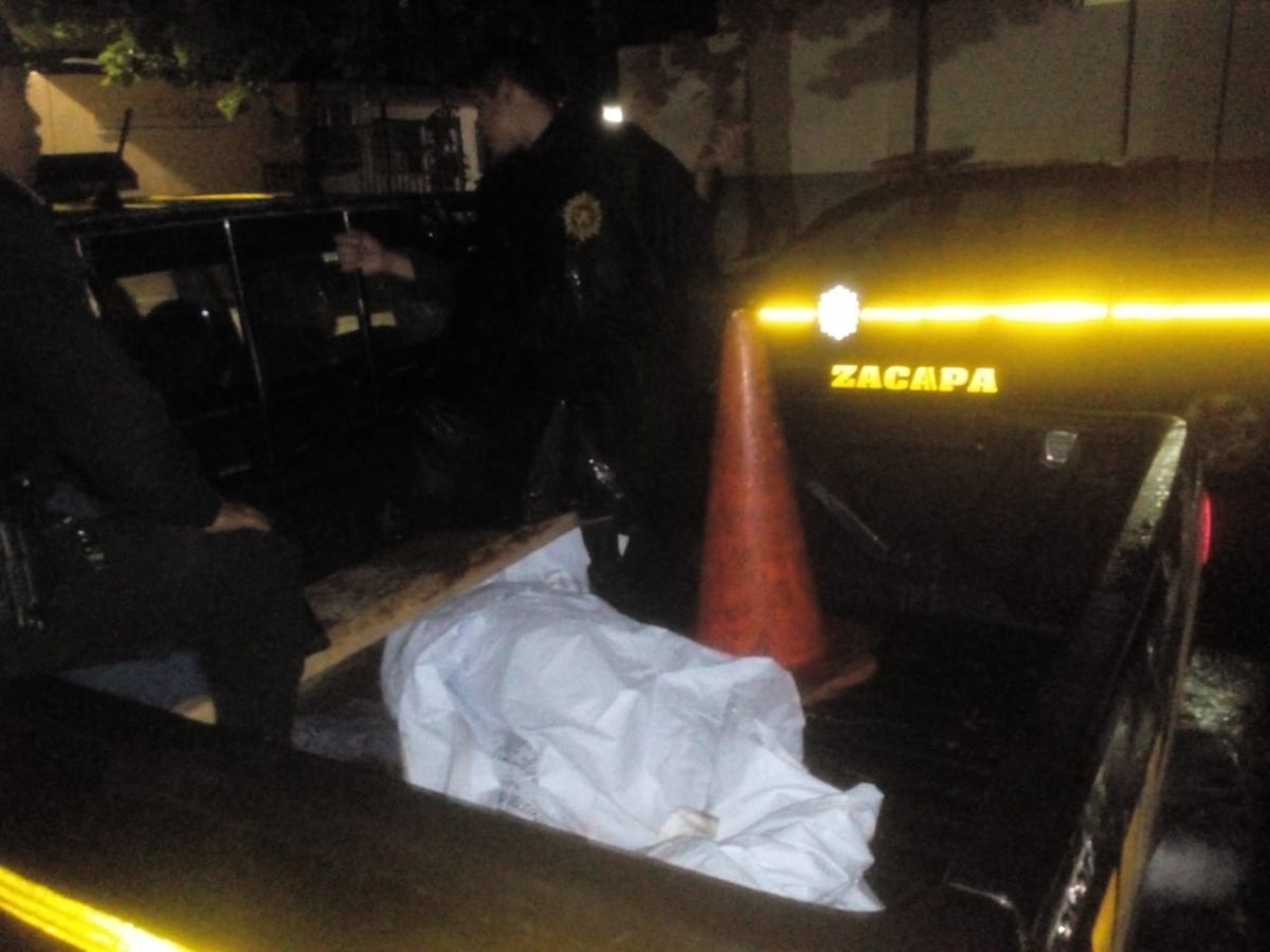 En un autopatrulla se traslada el cuerpo de una niña, de 11 años, quien murió baleada en la cabeza cuando un hombre la perseguía cerca de su casa, en Zacapa. (Foto Prensa Libre: Mario Morales)