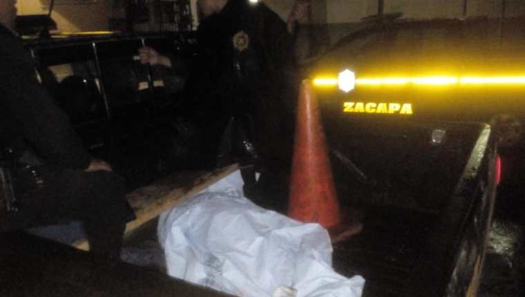 En un autopatrulla se traslada el cuerpo de una niña, de 11 años, quien murió baleada en la cabeza cuando un hombre la perseguía cerca de su casa, en Zacapa. (Foto Prensa Libre: Mario Morales)