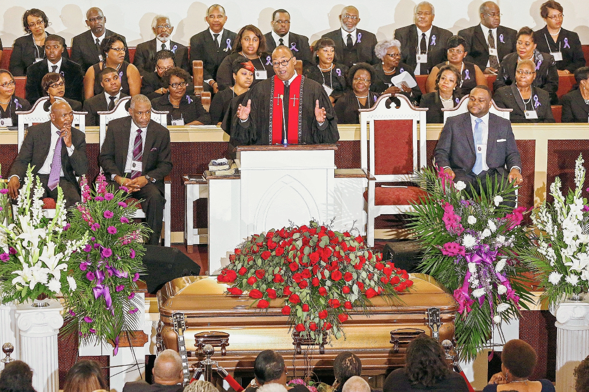 El reverendo Herron Wilson predica durante los servicios funerarios de La leyenda del blues BB King. en el templo bautista Bell Grove Missionary, de Indianola, Mississippi, EE.UU. Foto Prensa Libre: EFE