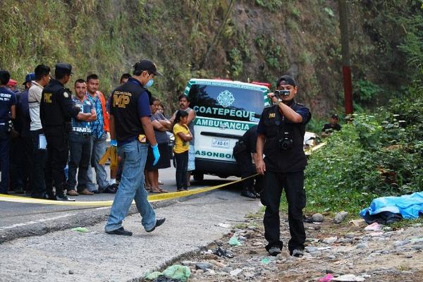 Peritos del Ministerio Público buscan evidencias en el sitio donde fue hallado el cadáver en El Quetzal, San Marcos. (Foto Prensa Libre: Alexánder Coyoy)<br _mce_bogus="1"/>
