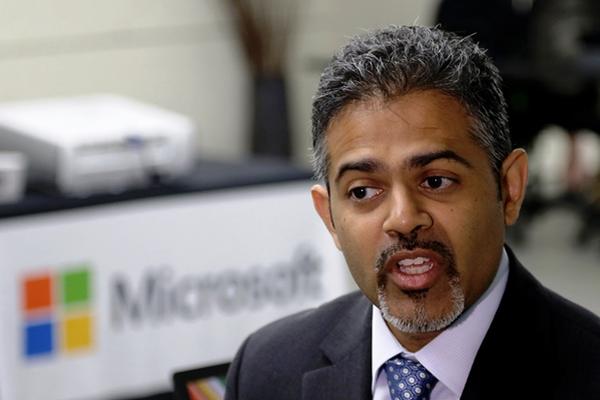 Sanket Akerkar, uno de los vicepresidentes de Microsoft, promueve nuevo centro para fortalecer el aprendizaje. (Foto Prensa Libre: AP)