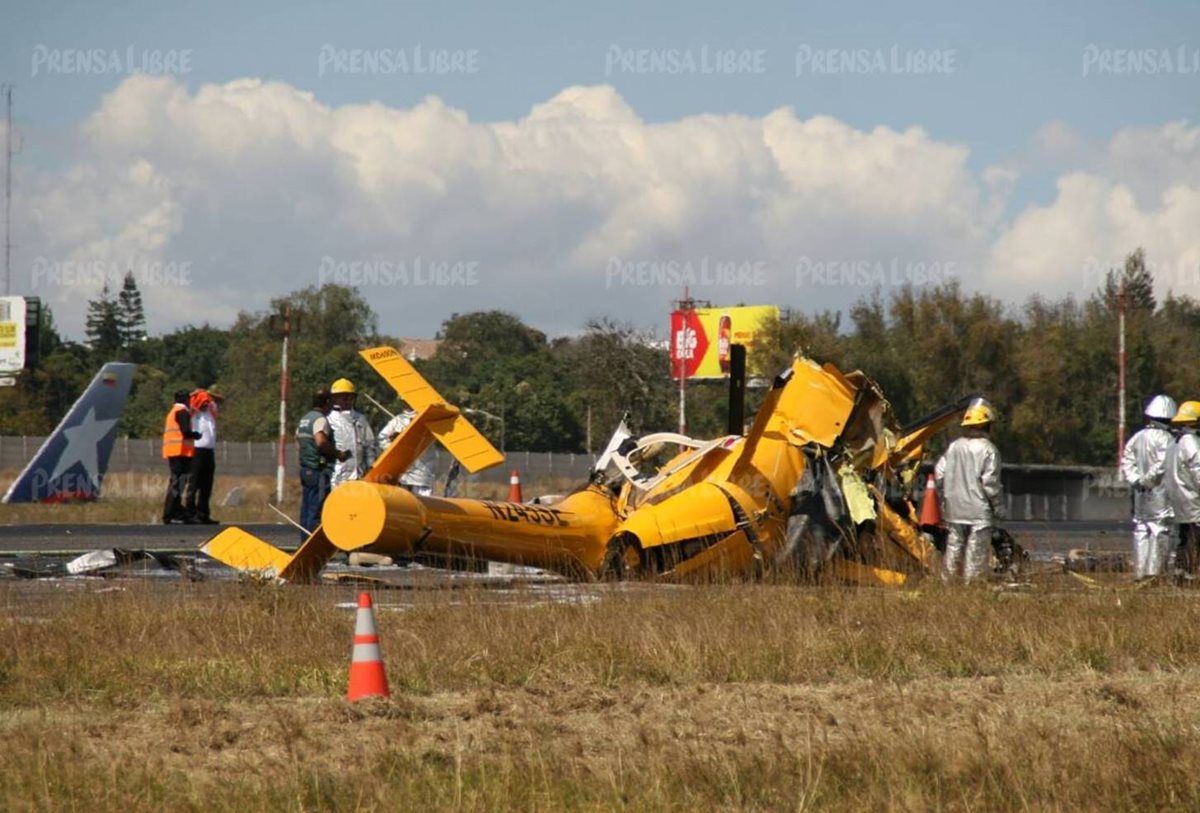 Un guatemalteco y tres mexicanos son las víctimas mortales del accidente aéreo en el aeropuerto internacional La Aurora. (Foto Prensa Libre: E. García)