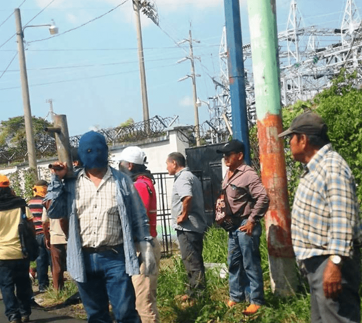 Sujetos encapuchados irrumpieron en la subestación del INDE en Coatepeque, llevaban morteros. (Foto Prensa libre: Cortesía)