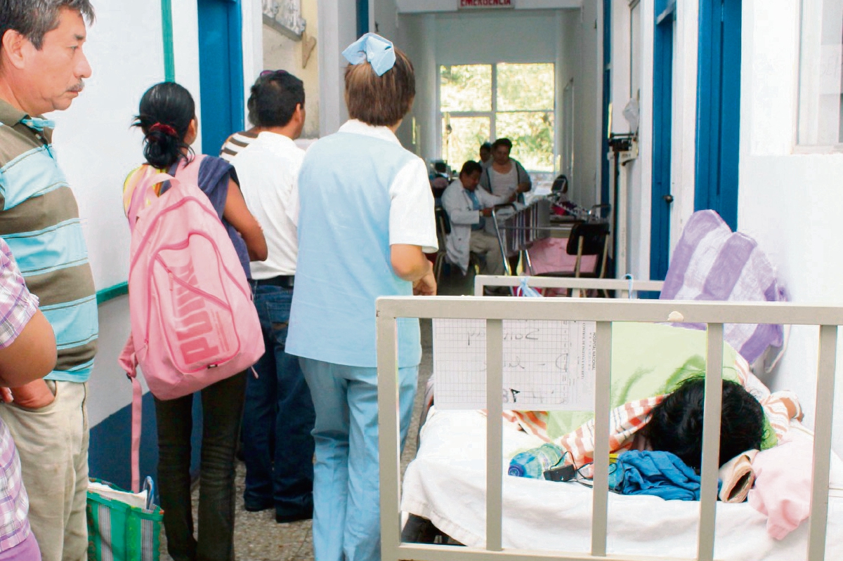 Pacientes son atendidos en pasillos del hospital porque varias salas están inhabilitadas por la reconstrucción. También quirófanos están sin uso. (Foto Prensa Libre: Rolando Miranda)