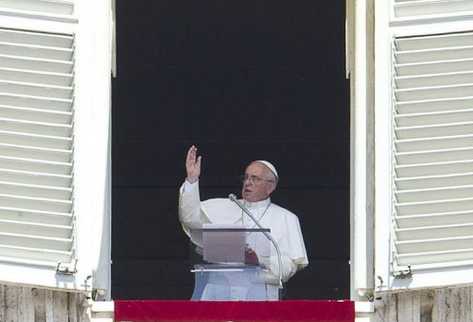 El papa Francisco, durante el rezo del Ángelus este domingo en el Vaticano. (Foto Prensa Libre: AFP)