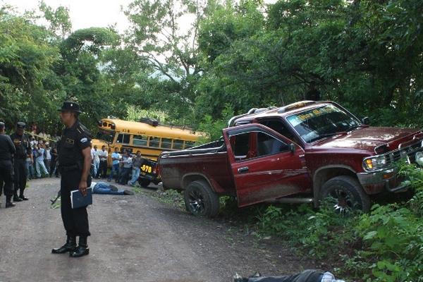 Cuatro hombres fallecieron víctimas de una emboscada en un sector de Jutiapa. (Foto Prensa Libre: Oscar González)<br _mce_bogus="1"/>