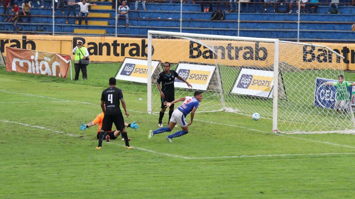 Gerson Tinoco logró derrotar a Javier Irazún para anotar el 1-0. (Foto Prensa Libre: Cristian Soto)