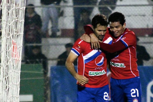 Robin Betancourth —der.— y Javier Guarino —izq.— celebran el gol de la victoria chiva. (Foto Prensa Libre: Carlos Ventura)