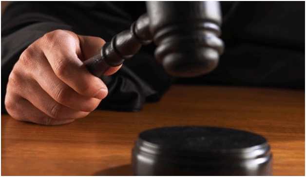 Será llevado, solo, por una psicóloga a una sala rodeada de peluches, crayones y hojas para colorear, y ella le ayudará a responder las preguntas de las partes que lo verán a través de una pantalla. (Foto Prensa Libre: Internet)