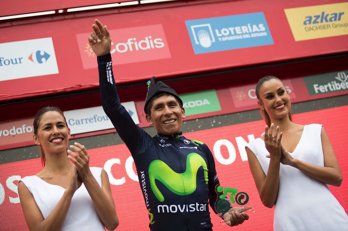 Nairo Quintana festeja en el podio luego de coronarse en la etapa y alcanzar el liderato. (Foto Prensa Libre: AFP)