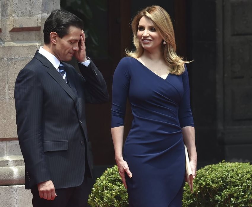 El presidente de México, Enrique Peña Nieto, junto a su esposa, Angélica Rivera, en el Palació de México. (Foto Prensa Libre: AFP).