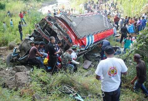 Así quedó el autobús de Transportes Martineca que chocó en San Martín Jilotepeque. (Foto Prensa Libre: Víctor Chamalé)