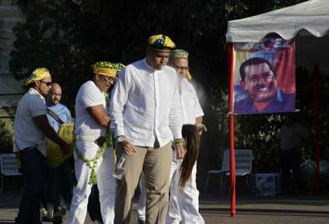 Un grupo de  babalawo  esparcen licor como parte de un ritual por la salud del presidente de Venezuela, Hugo Chávez. (Foto Prensa Libre: AFP)