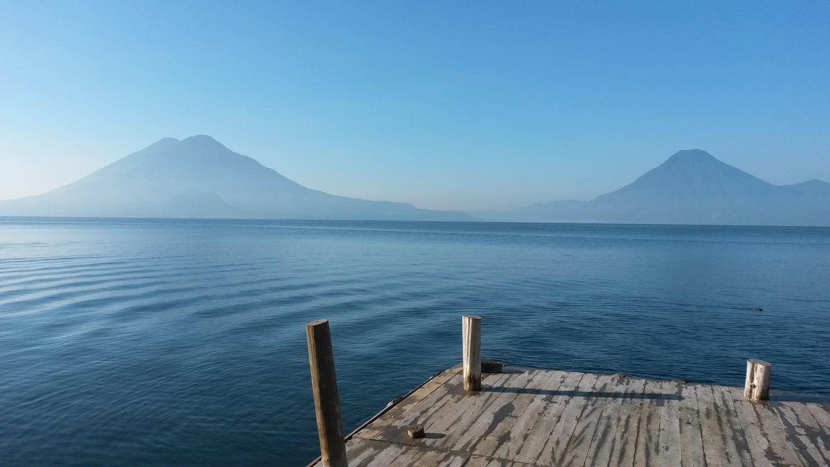 El lago de Atitlán recibe la basura de todas las comunidades que hay en su alrededor.(Prensa Libre:Hemeroteca PL)