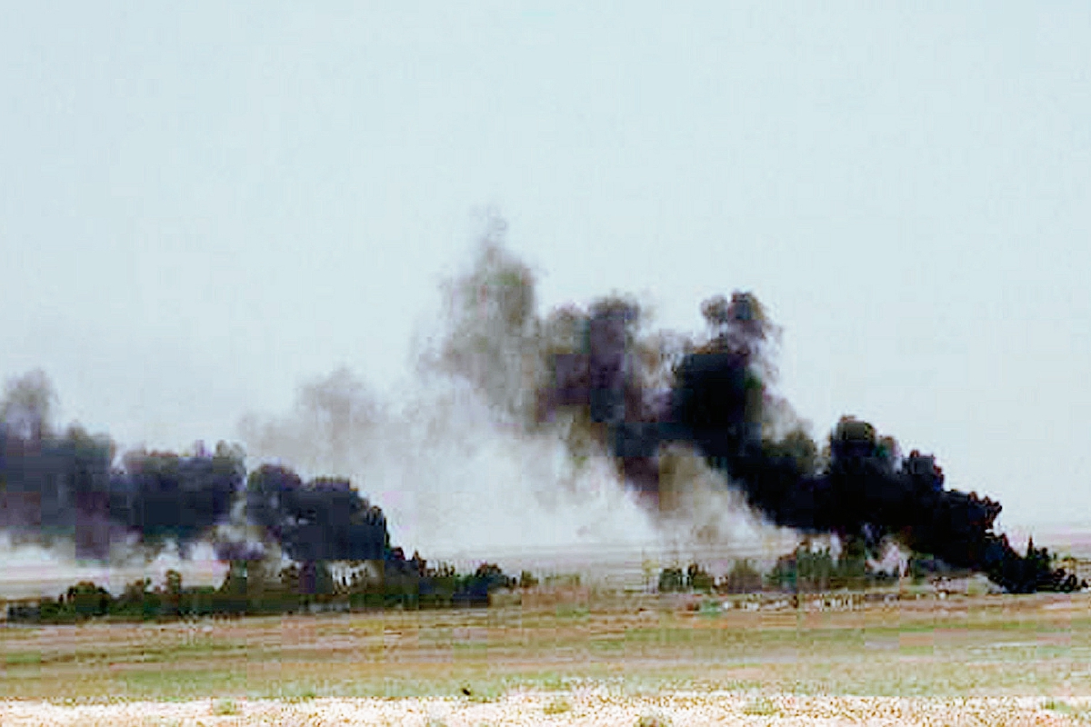 Columnas de humo negro se eleva por los aires durante una batalla entre militantes de los Estados islámicos y las fuerzas del gobierno sirio en Palmira, Siria. (Foto Prensa Libre:AP)