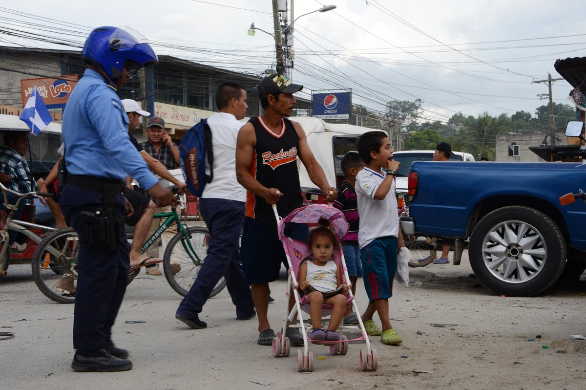 Un oficial de la Policía vigila las calles en San Pedro Sula, Honduras. (Foto Prensa Libre: AFP).