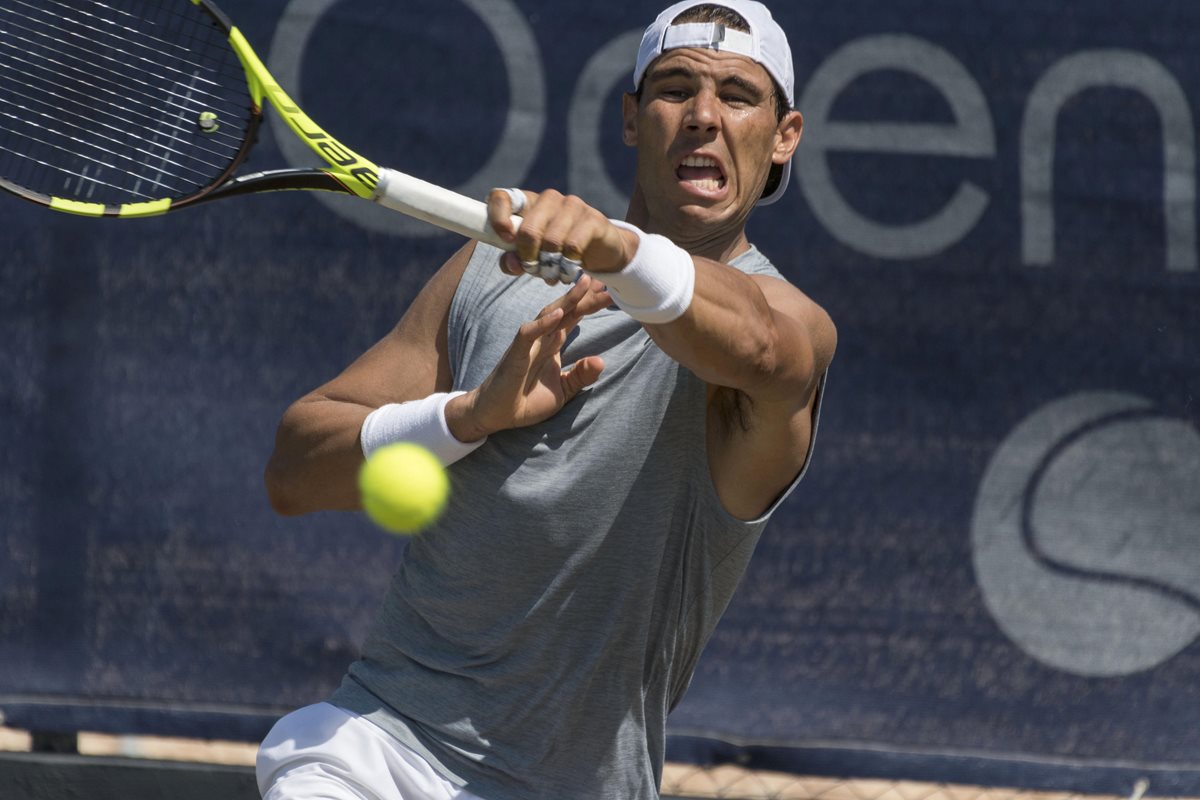 Rafa Nadal se entrenó hoy en las pistas de hierba del Mallorca Open, para comenzar su adaptación a las pistas de hierba para competir en el torneo de Wimbledon. (Foto Prensa Libre: EFE)