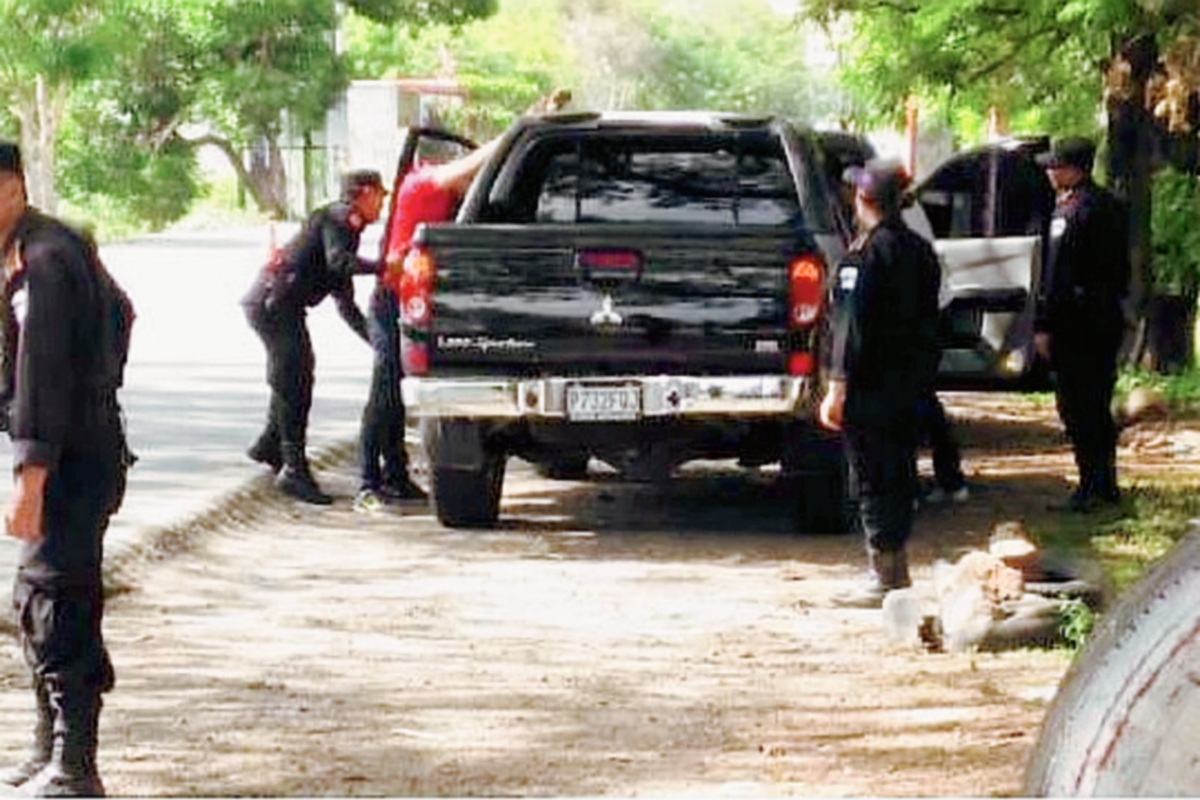 Agentes de  la PNC realizan operativos para tratar de capturar a los responsables de la muerte de su compañero  Irdel Pernillo Perez. (Foto Mingob)