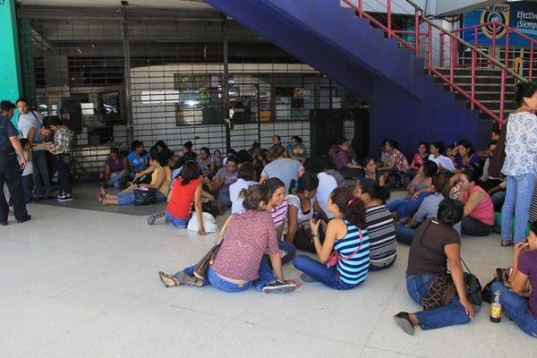 Maestros ocupan la Dideduc de Escuintla, para exigir aumento de salario. (Foto Prensa Libre: Enrique Paredes) <br _mce_bogus="1"/>
