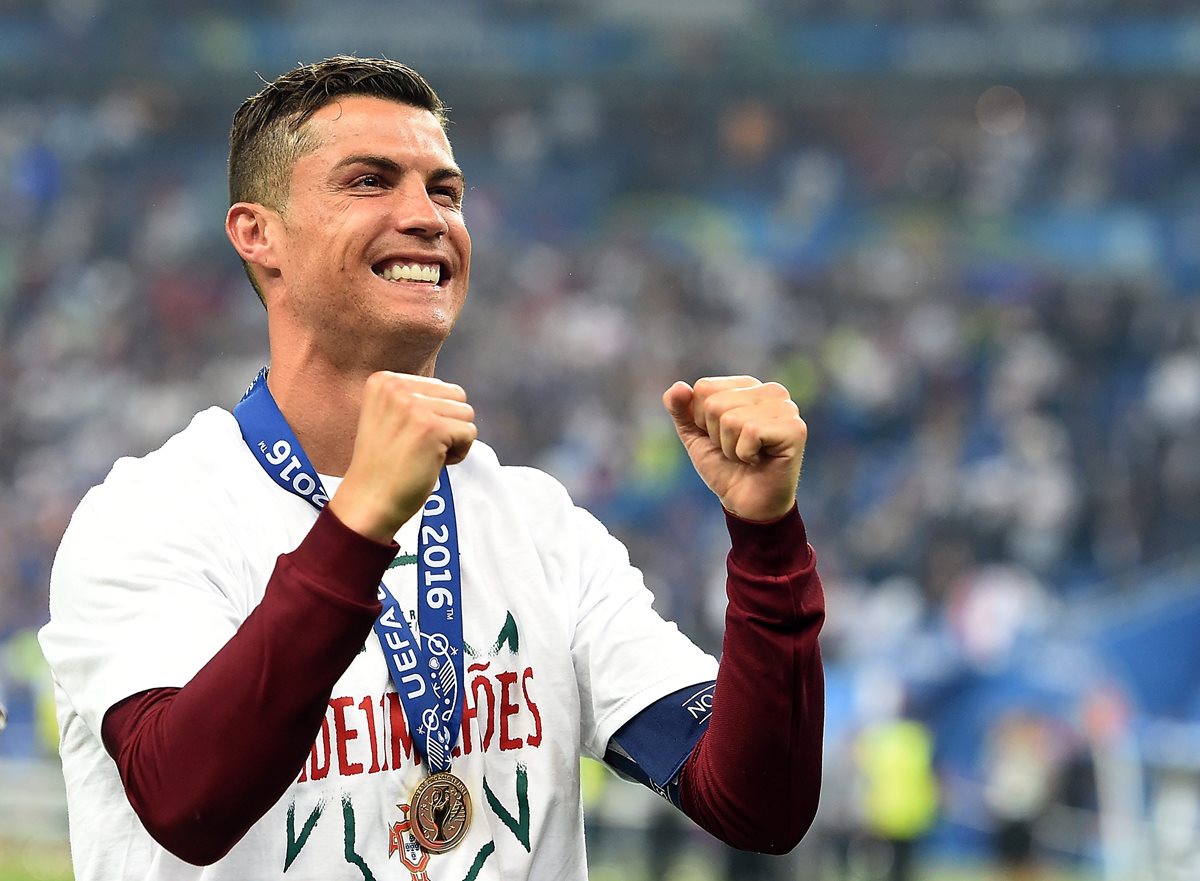 Cristiano Ronaldo festeja el título de Portugal en la Euro 2016. (Foto Prensa Libre: EFE).