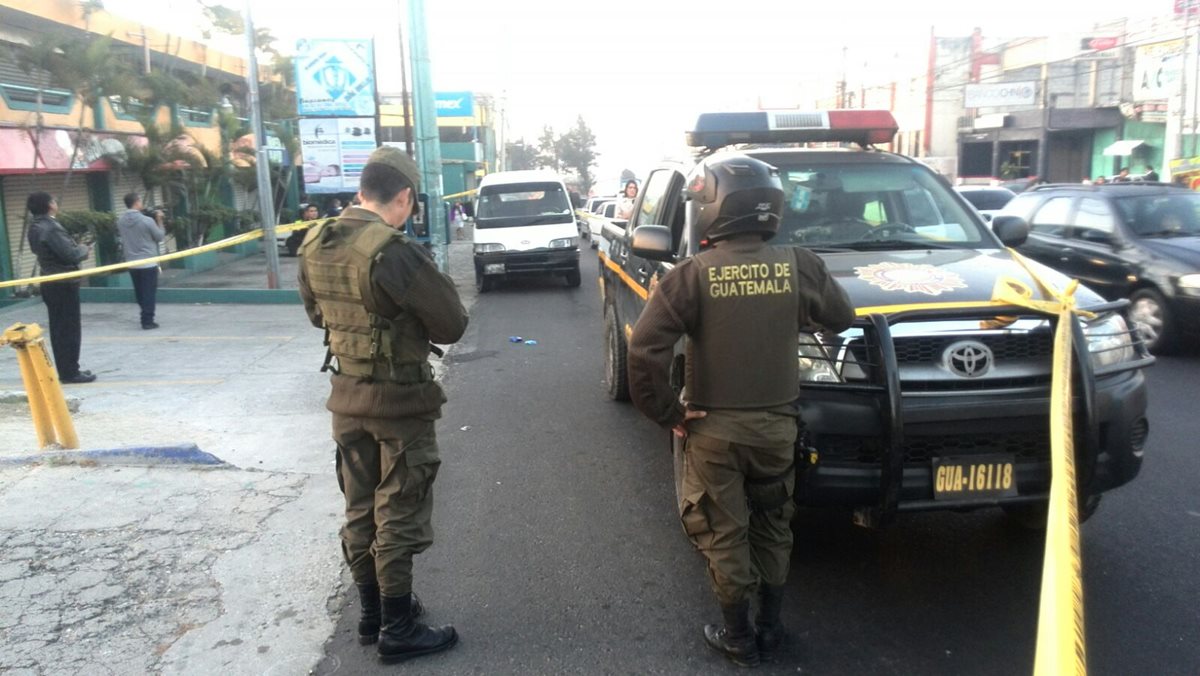 Los heridos fueron trasladados a la emergencia del Hospital Roosevelt, su condición es delicado informe la unidad de comunicación. (Foto Prensa Libre: Érick Ávila)