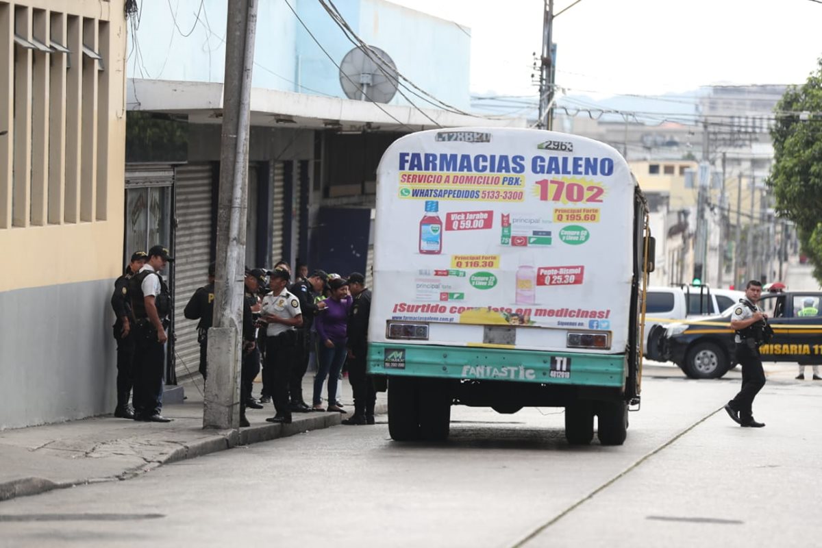 Agentes de PNC detuvieron a un salvadoreño implicado en el crimen. (Foto Prensa Libre: Óscar Rivas)