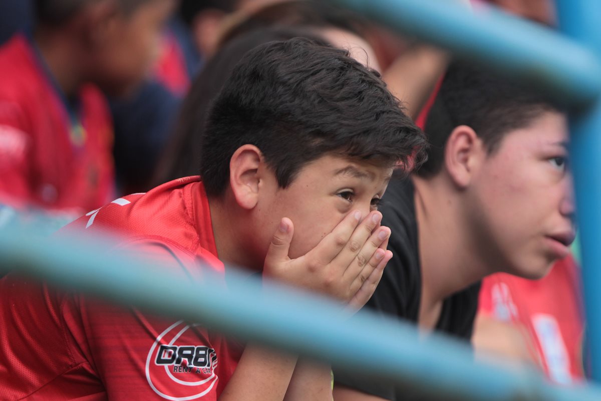 Un pequeño aficionado de Municipal muestra su tristeza durante el juego. (Foto Prensa Libre: Norvin Mendoza)