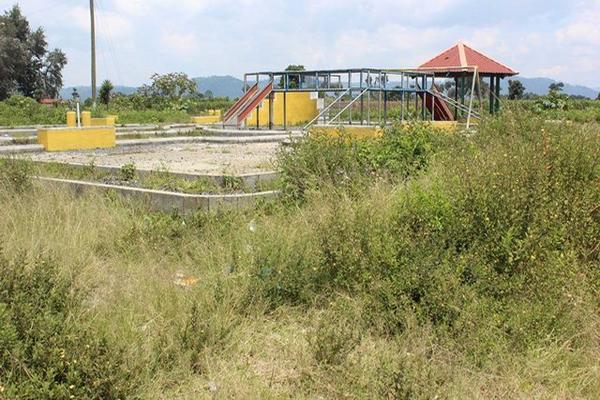 El parque infantil está abandonado por parte de la municipalidad, pues no le da mantenimiento. (Foto Prensa Libre: José Rosales)<br _mce_bogus="1"/>