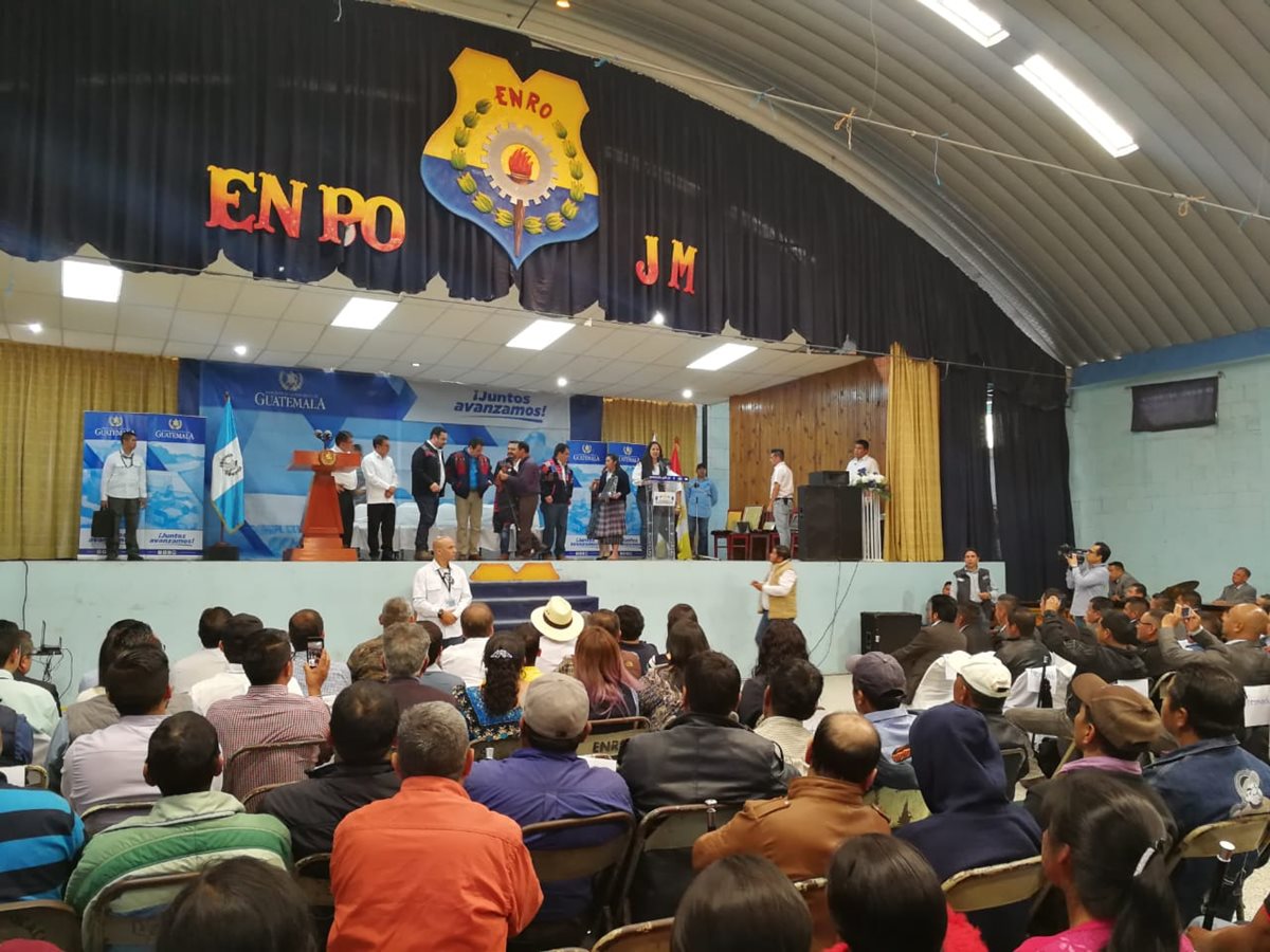 El presidente Jimmy Morales participa junto a otros funcionarios en acto de inauguración de un recapeo de carretera en Totonicapán. (Foto Prensa Libre: Mynor Toc)