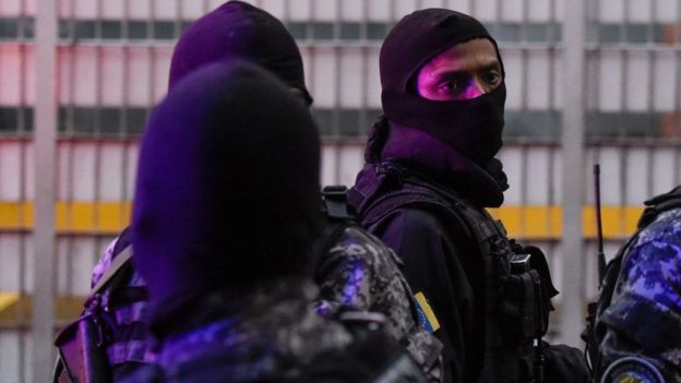 Las fuerzas de seguridad reaccionaron después de que se escucharon explosiones durante el acto militar al que asistía el presidente Nicolás Maduro. AFP