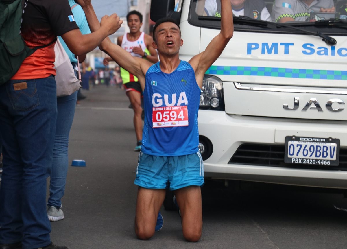 La falta de organización dio lugar que la unidad de la PMT de Salcajá entró cerca del corredor en la carrera que se celebró el domingo último. (Foto Prensa Libre: Raúl Juárez)