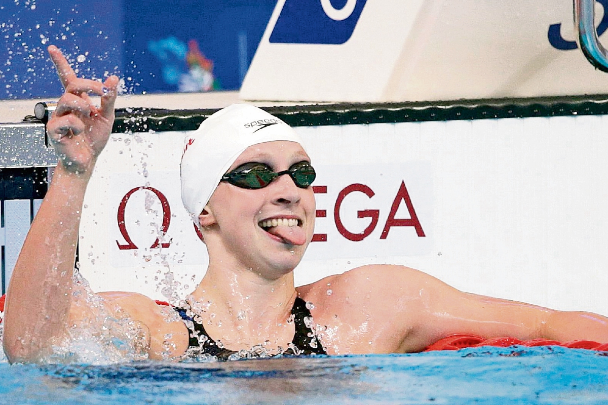 La estadounidense Katie Ledecky, tras batir su propio récord del mundo en las series preliminares de los 1 mil 500 metros libres en los Mundiales de natación que se celebran en Rusia. (Foto Prensa Libre: EFE)